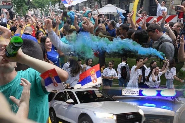 MALI MATURANTI PALILI BAKLJE, PA IZAZVALI POŽAR NA KALEMEGDANU! Hitno se oglasio MUP: Ove stvari mogu biti OPASNE, pazite se! (VIDEO)