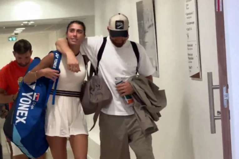 OLGA IZGUBILA, A ONDA SE IZA ĆOŠKA POJAVIO JAN OBLAK: Najemotivnija scena s ovogodišnjeg Rolan Garosa! (FOTO, VIDEO)