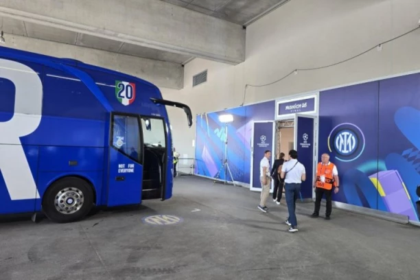 SPORTISSIMO U MINHENU: Uoči treninga i konferencije za medije - pogledajte u kakvoj aždaji su fudbaleri Intera stigli na minhenski stadion! (VIDEO)