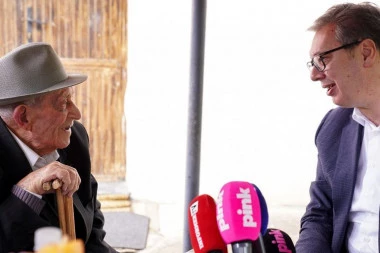 "PREDSEDNIČE VI GINETE ZA OVU DRŽAVU": Aleksandar Vučić posetio najstarijeg Zaječarca koji IMA 105 GODINA (VIDEO)