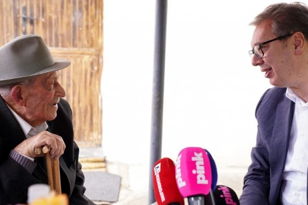 "PREDSEDNIČE VI GINETE ZA OVU DRŽAVU": Aleksandar Vučić posetio najstarijeg Zaječarca koji IMA 105 GODINA (VIDEO)