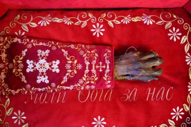 RUKA SVETOG SAVE OSTAJE U HRAMU NA VRAČARU DO DUHOVA: Najveća svetinja srpskog naroda čeka da blagosilja verne