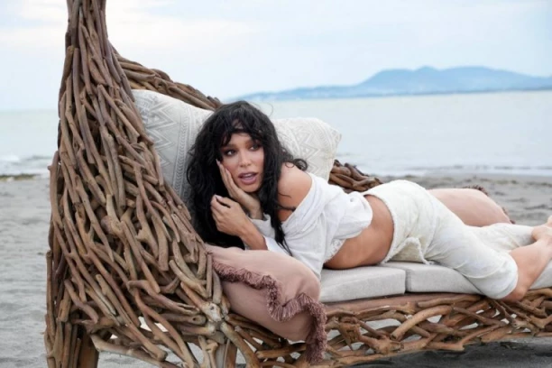 GOLE GRUDI EDITE ARADINOVIĆ! Pevačica se skinula za 32. rođendan, a onda je doživela ŠOK! (GALERIJA)