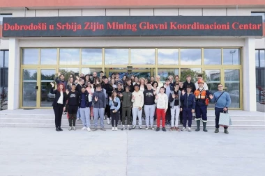 UČENICI I NASTAVNICI OŠ "VUK KARADŽIĆ" DRUŽILI SE S KINESKIM RADNICIMA! Obeležen Festival zmajevih čamaca (FOTO)