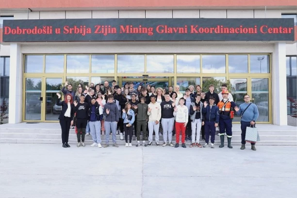 UČENICI I NASTAVNICI OŠ "VUK KARADŽIĆ" DRUŽILI SE S KINESKIM RADNICIMA! Obeležen Festival zmajevih čamaca (FOTO)