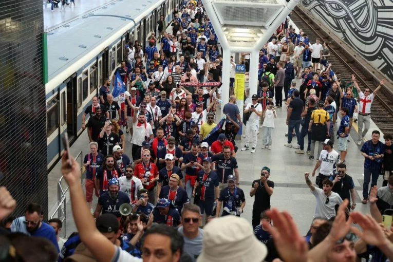 OPŠTA TUČA U MINHENU: Lete baklje i topovski udari pred finale Lige šampiona! (VIDEO)