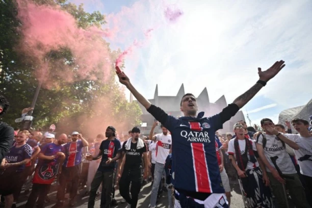 PORED MINHENA, ZAPALIO SE I PARIZ: Hiljade navijača PSŽ prete da ugroze Novakov meč! (VIDEO)