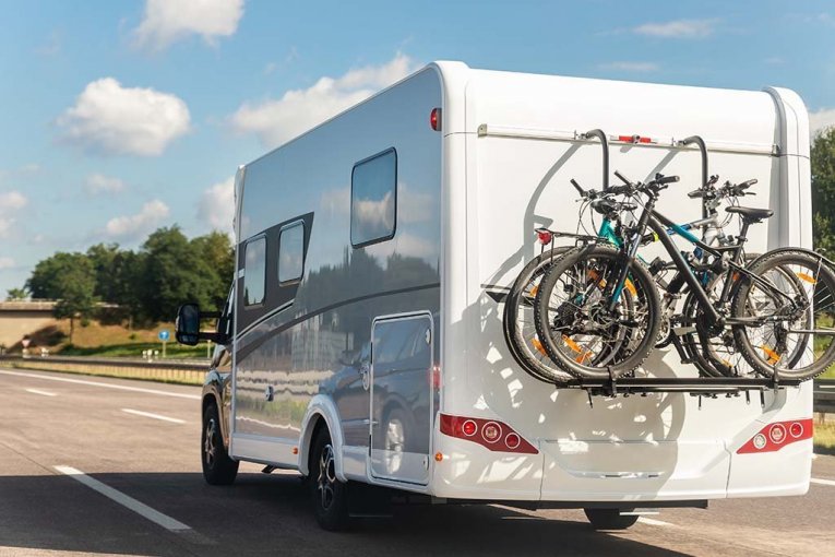 U KOSJERIĆU RASKRINKANA LAŽNA OPOZICIONA AKCIJA "BICIKLOM KROZ SELO“! Došli do žbuna, pa u kombi (VIDEO)