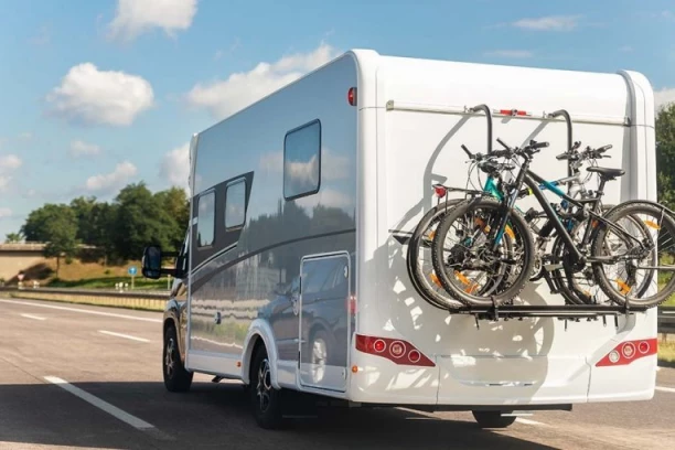 U KOSJERIĆU RASKRINKANA LAŽNA OPOZICIONA AKCIJA "BICIKLOM KROZ SELO“! Došli do žbuna, pa u kombi (VIDEO)