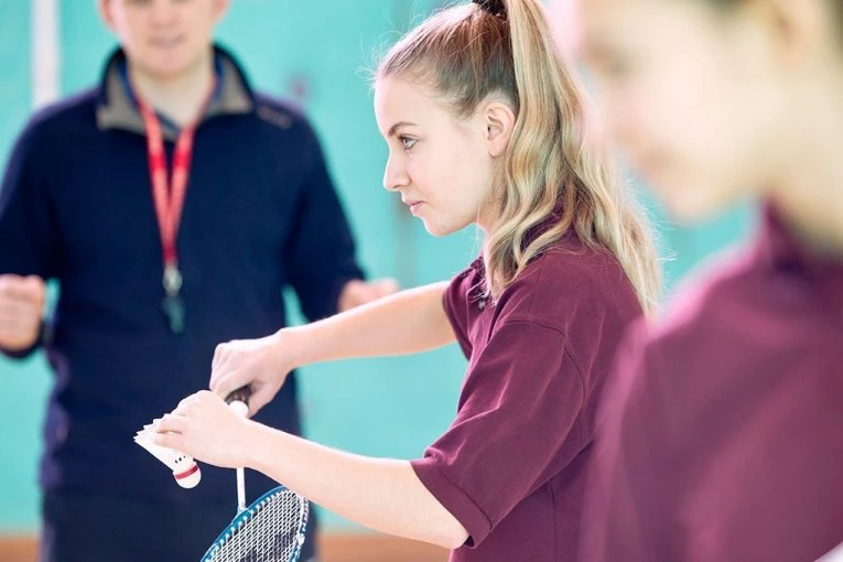 TRAGEDIJA NA ČASU FIZIČKOG: Devojčicu (13) pogodilo koplje u oko kada se nastavnik Vladimir okrenuo, PREMINULA NA ROĐENDAN