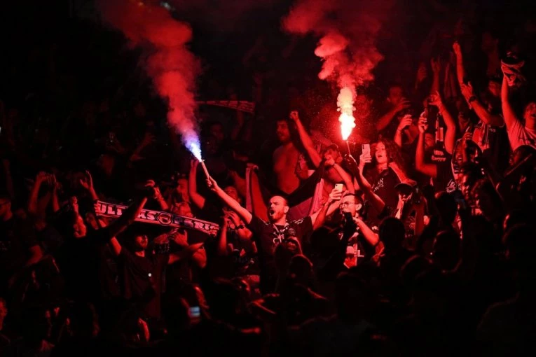 RATNO STANJE U PARIZU: Sevali pendreci i suzavci u tuči navijača PSŽ i policije! (VIDEO)