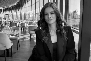 BRUTALNO UBIJENA RIJALITI UČESNICA! Trudnoj Teodori bivši pucao u stomak, dok je držala decu za ruke!