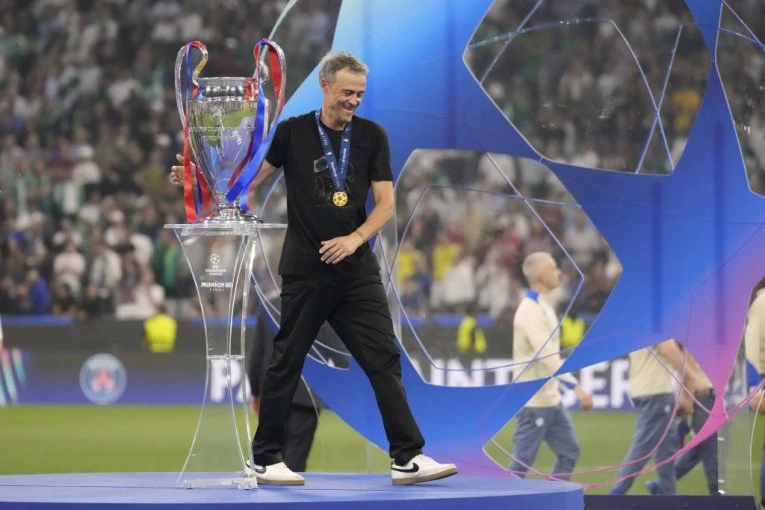 POZNATI TRENER VOZIO BICIKL, PA SLOMIO KLUČNU KOST: Evropski velikan se hitno oglasio, moraće na operaciju!