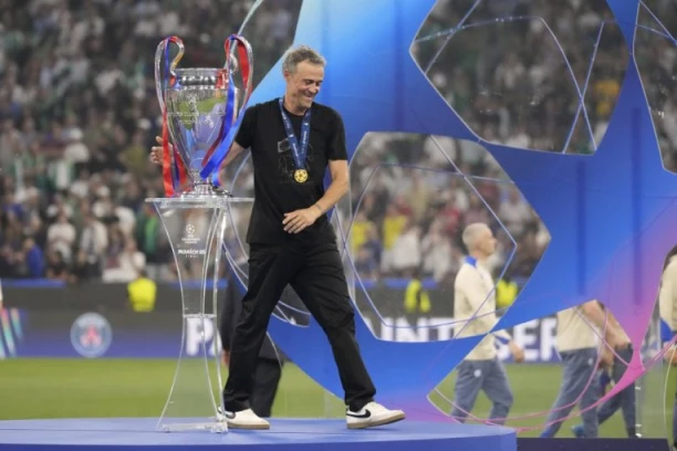 DIRLJIVIJE NIJE MOGLO! Pogledajte transparent navijača PSŽ posvećen Luisu Enrikeu i njegovoj ćerki! (FOTO)