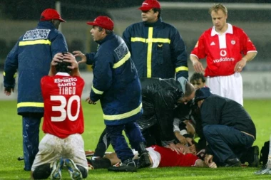 NASMEJAO SE NA ŽUTI KARTON, A ZATIM SE SRUŠIO I PREMINUO! Prošlo je više od 20 godina, ali TEŠKO JE ZABORAVITI JEDNU OD NAJVEĆIH TRAGEDIJA NA TERENU! (UZNEMIRUJUĆI VIDEO)