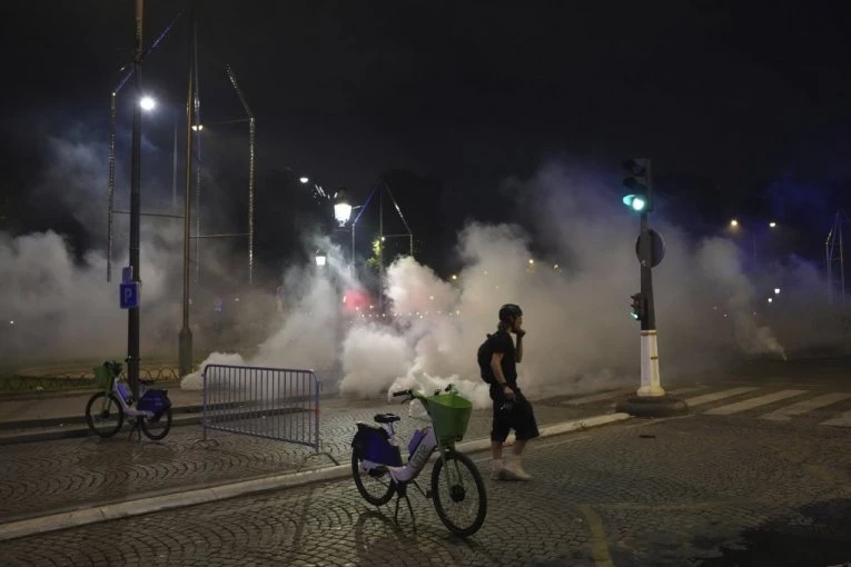 RATNA ZONA PARIZ: Potpuni haos u francuskoj prestonici - više od 290 ljudi je uhapšeno! (VIDEO)