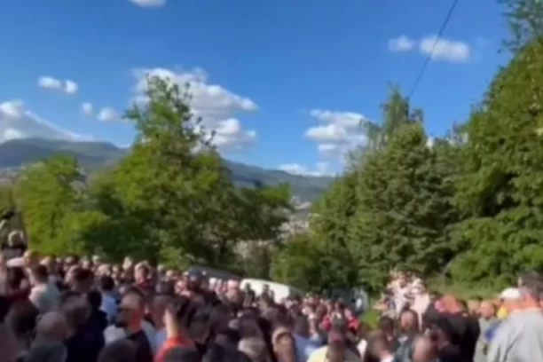 NA SAHRANI IZBILA MASOVNA TUČA, POTEZALI SE PIŠTOLJI! Skandalozan incident na dženazi rijaliti učesnika - BIZARAN SNIMAK ZAPALIO MREŽE!