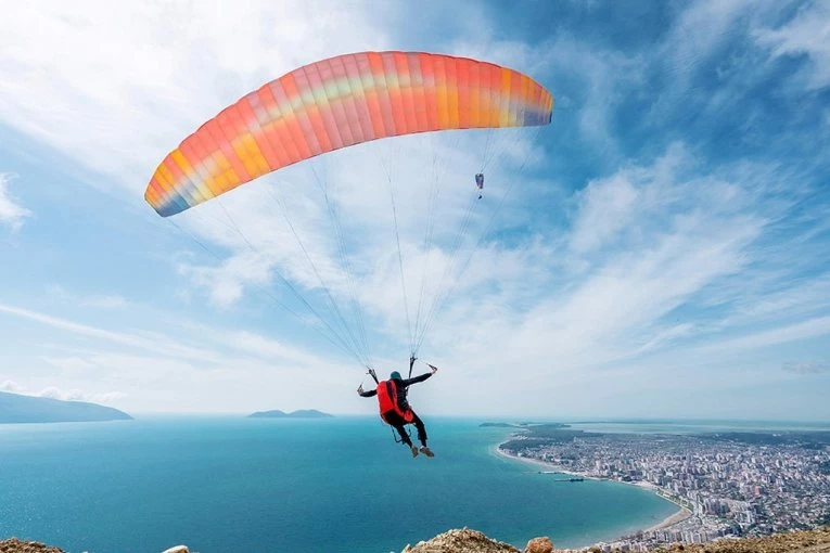 MLADIĆ POGINUO TOKOM PARAGLAJDINGA NA POPULARNOJ TURISTIČKOJ DESTINACIJI! Urkos naporima spasilačkih ekipa NIJE MU BILO SPASA