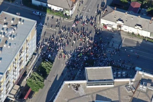 STOTINAK BLOKADERA PARALISALO SAOBRAĆAJ U KRAGUJEVCU! Dve glavne gradske ulice zatvorene!