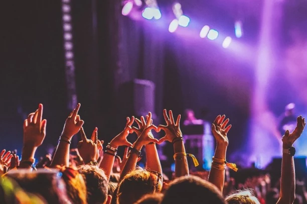 NEVIĐENA SRAMOTA OPOZICIONARA U KOSJERIĆU! Danas sahranjen Milan, oni prave koncert i proslavljaju