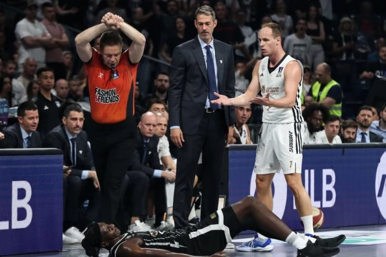 PREPELIČ SE SVAĐAO SA NAVIJAČIMA PARTIZANA NAKON ISKLJUČENJA: Košarkaš Dubaija uz zvižduke ispraćen iz Arene! (VIDEO)