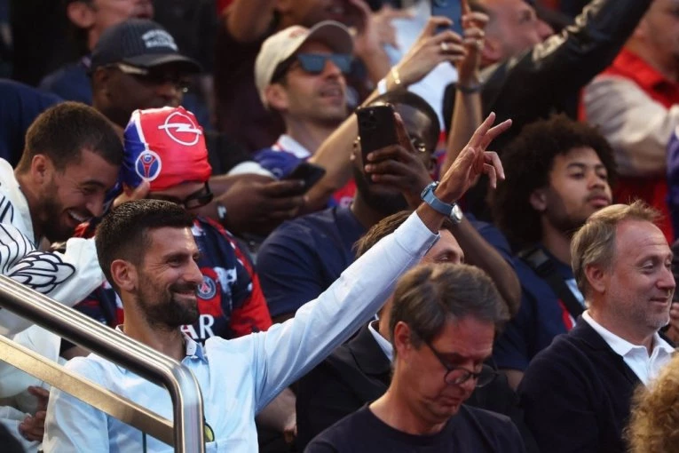 NOVAK ĐOKOVIĆ SLAVI TITULU SA NAVIJAČIMA PSŽ: Srbin u centru pažnje na Parku prinčeva! (VIDEO)