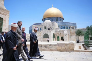 SRPSKI MINISTAR PREDVODIO NAMAZ U JEDNOJ OD NAJVEĆIH ISLAMSKIH SVETINJA: "Ovo je počast od Alaha kakva se dobija jednom u životu" (VIDEO)