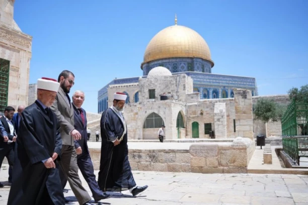 SRPSKI MINISTAR PREDVODIO NAMAZ U JEDNOJ OD NAJVEĆIH ISLAMSKIH SVETINJA: "Ovo je počast od Alaha kakva se dobija jednom u životu" (VIDEO)