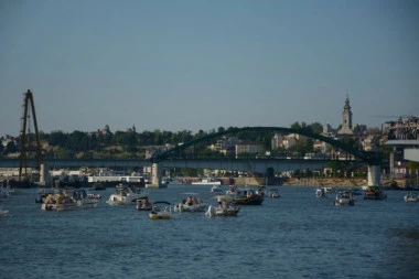 ODRŽAN JUBILARNI BEOGRADSKI KARNEVAL BRODOVA! Više od 115 plovila na vodi, hiljade gledalaca uživalo u nesvakidašnjem prizoru! (FOTO)