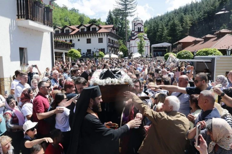 VIŠE OD 25.000 VERNIKA POSETILO TUMANE: Golubačka svetinja bila centar Srbije (FOTO/VIDEO)