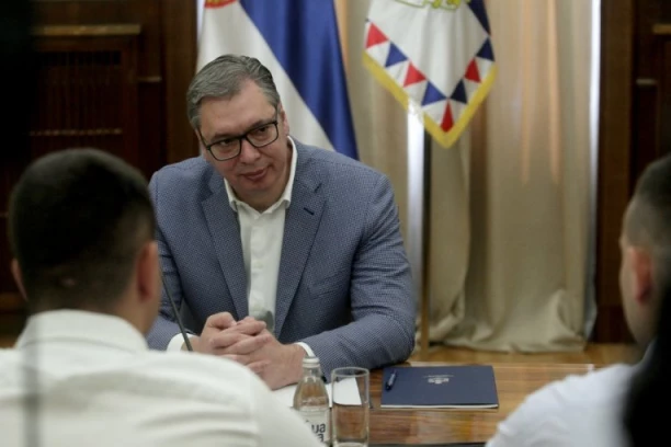 POVUKAO JE PROFESORKU ZA NOS DA BI JE PONIZIO! Vučić o incidentu na Pravnom fakultetu: "Zato je potrebna revizija celog sistema!"