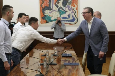 UZDAJTE SE U SVOJ RAD! Vučić nakon sastanka sa studentima iz Pionirskog parka: "VRLO BRZO ĆE STVARI BITI U REDU!" (FOTO)