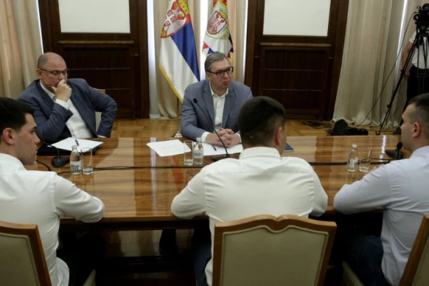 LJUDI BI DA SE VRATE NORMALNOM ŽIVOTU! Vučić sa studentima koji žele da uče: "Juče je više vas bilo u Pionirskom parku, nego na svim mostovima zajedno!"