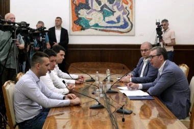 "DA ONI MOGU NA FAKULTETE, A VI NE, TO NEĆE MOĆI! TAJ FILM NEĆE GLEDATI!" Vučić poručio studentima koji žele da uče: Ne učestvujte u njihovim glupostima!