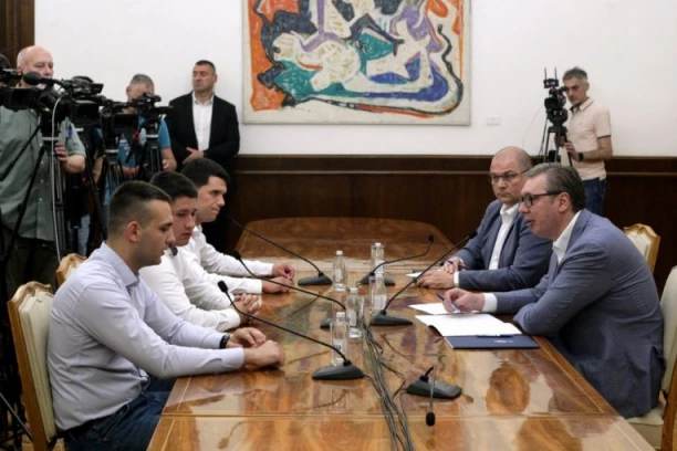 "DA ONI MOGU NA FAKULTETE, A VI NE, TO NEĆE MOĆI! TAJ FILM NEĆE GLEDATI!" Vučić poručio studentima koji žele da uče: Ne učestvujte u njihovim glupostima!