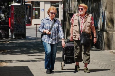 PENZIONERIMA ČAK DVE PENZIJE U DECEMBRU! Najstarije sugrađane čeka dupla isplata, a OVO je razlog!