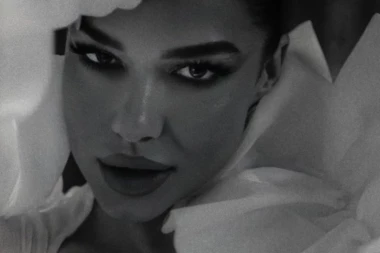 LETELO PERJE NA SNIMANJU! ŠOK! Naša pevačica se RAZVELA, pukla 40.000 evra, pa poručila: Sudi mi što ti PREVARU nisam praštala!