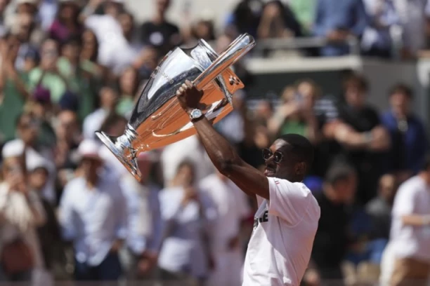 MOĆNA SCENA PRED ĐOKOVIĆEV MEČ: Dembele i trofej Lige šampiona na Šatrijeu! (VIDEO)
