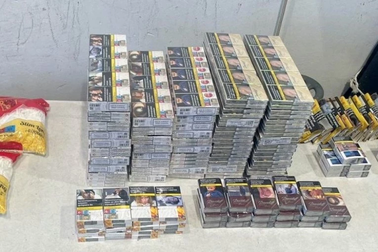 NESVAKIDAŠNJA ZAPLENA NA HORGOŠU! Evo gde je krijumčar pokušao da sakrije cigarete! (FOTO)