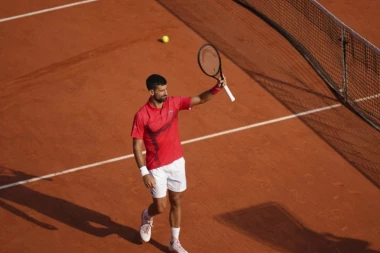 NOVAK NASMEJAO SVE DO SUZA: Novom imitacijom svoje omiljene koleginice ,,zapalio" mreže! (VIDEO)