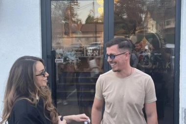 DECU OSTAVILI PARTNERIMA I DOŠLI DA SE PROVEDU! Dinča na proslavu stigao U PRATNJI ŽENE SVOG DRUGA: "U početku bude malo uštogljeno, A POSLE KO SE KAKO DOHVATI..." (VIDEO)