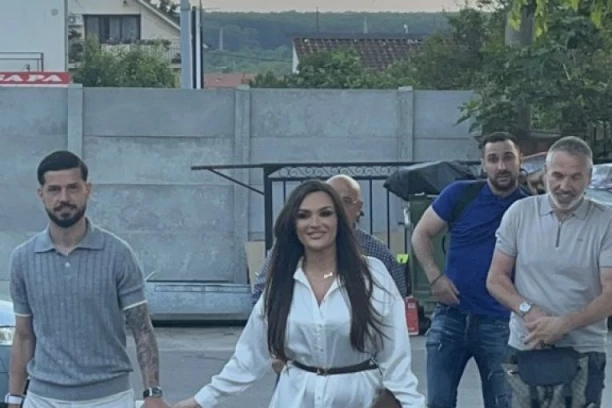 OD MOMENTA KADA SE NEOČEKIVANO POJAVIO SVI SU GLEDALI U NJEGA! Čitava estrada se sjatila na proslavu Uroša Živkovića, A O POKLONIMA ĆE SE TEK PRIČATI! (GALERIJA+VIDEO)