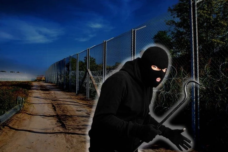 KRAĐA SAOBRAĆAJNE SIGNALIZACIJE I OPREME VELIKI PROBLEM! JP "Putevi Srbije" obavestio javnost: Odnose KAPIJE I ŽIČANE OGRADE!