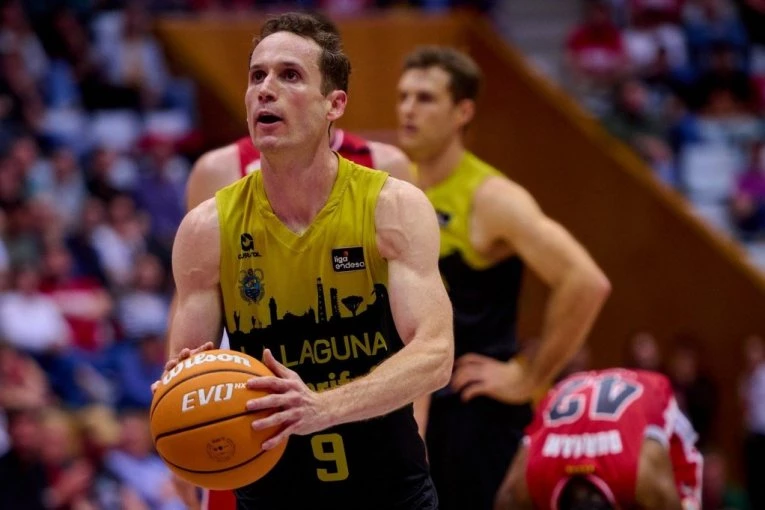 VEČNA MLADOST NA KOŠARKAŠKOM TERENU: Marselinjo Uertas sa 39 POENA IZDOMINIRAO protiv Huventuda! (VIDEO)