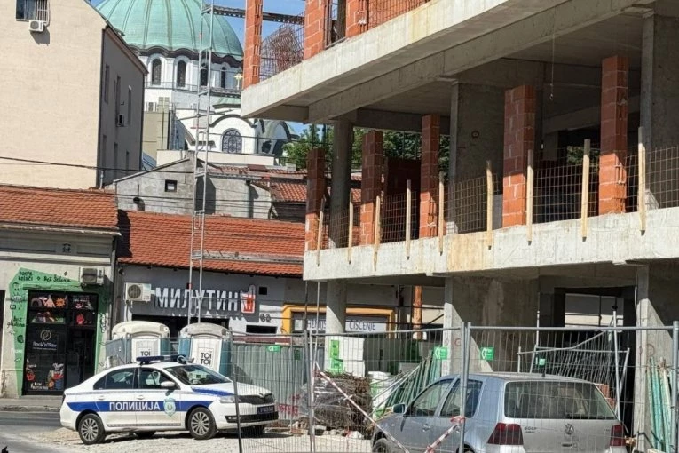 POGREBNO ODNELO TELO NASTRADALOG RADNIKA! Pao sa ogromne visine, kolege potpuno van sebe nakon tragedije! (VIDEO)