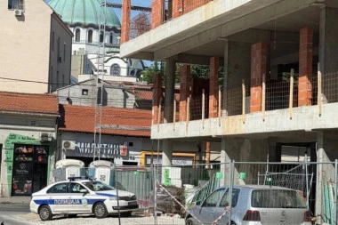 POGREBNO ODNELO TELO NASTRADALOG RADNIKA! Pao sa ogromne visine, kolege potpuno van sebe nakon tragedije! (VIDEO)