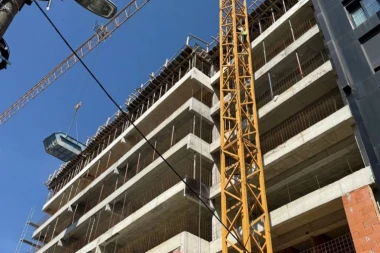 UKLETI DAN NA POSLU! Jedan radnik pao sa krova, drugi ispao iz korpe krana, a trećeg ubio VILJUŠKAR!