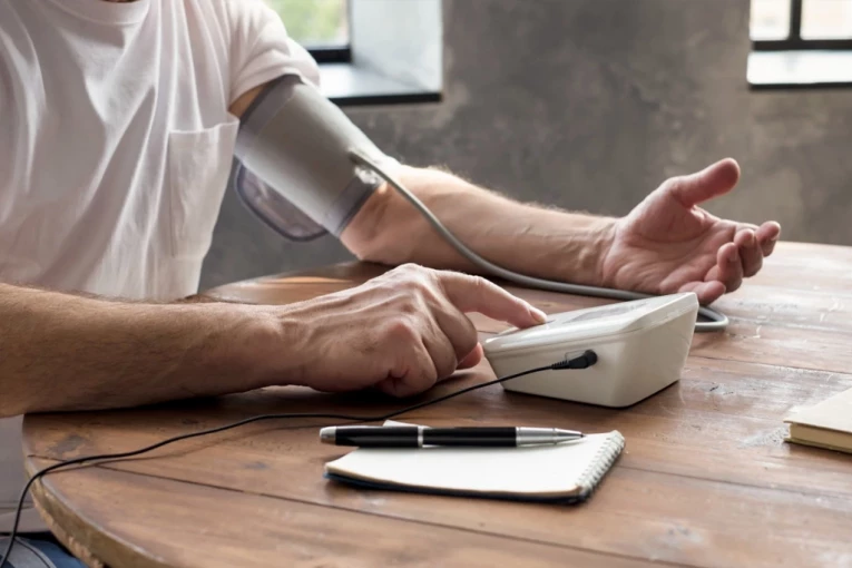 KAKO SE PRAVILNO MERI PRITISAK, OVE GREŠKE MNOGI PRAVE: Šta nikako ne smete da radite pre meranja!