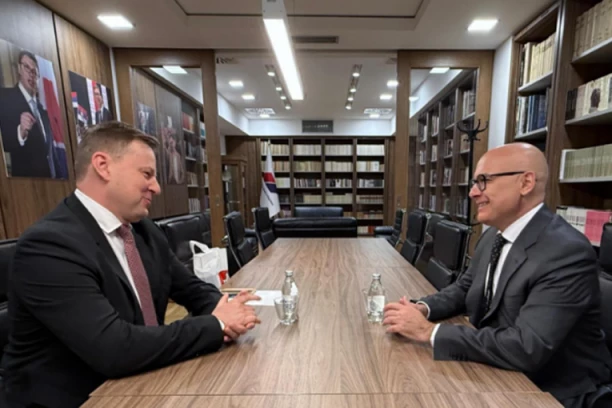 VUČEVIĆ SA PAVUKOM: "Suverenistička politika predsednika Vučića i premijera Fica su na ponos oba naroda" (FOTO)