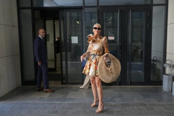 GRUDI NA IZVOLTE! Jelena Karleuša počastila fanove VRELIM SNIMKOM., padaju VILICE! (VIDEO)